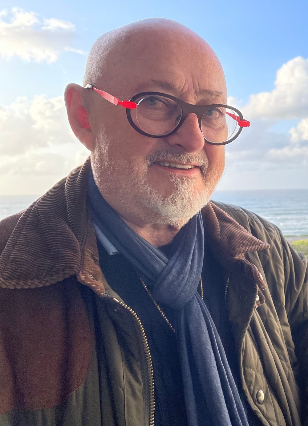 Daniel Laurent, psychologue psychothérapeute, au bord de la mer